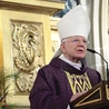 	Hierarcha zachęca też do pielgrzymowania, m.in. do 17 jubileuszowych świątyń wyznaczonych w diecezji.