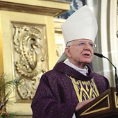 	Hierarcha zachęca też do pielgrzymowania, m.in. do 17 jubileuszowych świątyń wyznaczonych w diecezji.