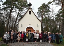 	Uczestnicy spotkania przy sanktuarium na Górze Chełmskiej.