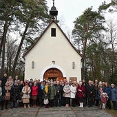 	Uczestnicy spotkania przy sanktuarium na Górze Chełmskiej.