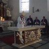 	Podczas obrzędu stół Pański jest namaszczany olejami.