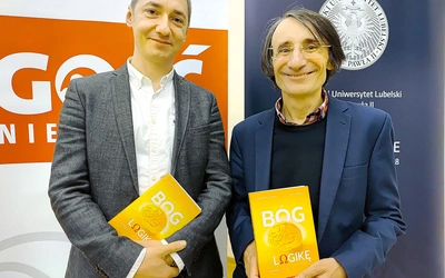 Współautorzy publikacji Piotr Sacha (po lewej) i prof. Jacek Wojtysiak podczas spotkania promocyjnego  na KUL.
