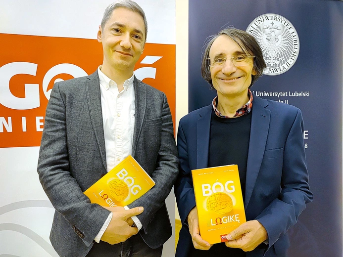 Współautorzy publikacji Piotr Sacha (po lewej) i prof. Jacek Wojtysiak podczas spotkania promocyjnego  na KUL.