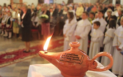 Jubileuszowi towarzyszy hasło „Pielgrzymi nadziei – w drodze do Źródła” oraz płonący symboliczny kaganek.