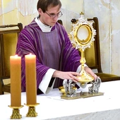 Podczas wystawienia Najświętszego Sakramentu duchowni mieli możliwość skorzystania z sakramentu pokuty.