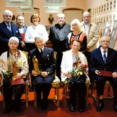 Tegoroczni laureaci w towarzystwie członków kapituły.