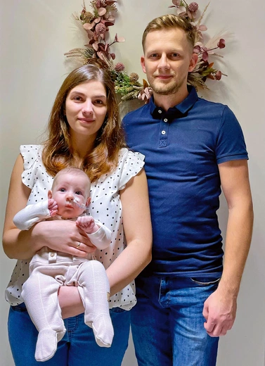 Otoczony miłością rodziców.