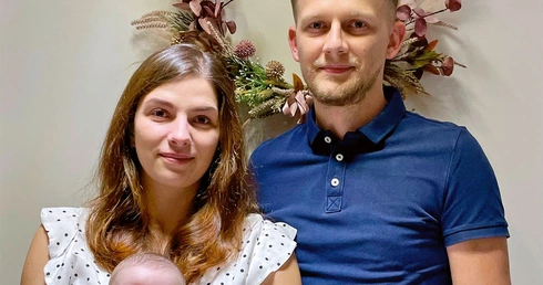 Otoczony miłością rodziców.