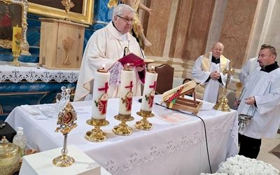 Relikwie patronki spraw trudnych wprowadził do świątyni ks. inf. Stanisław Pindera. Obok proboszcz ks. Stanisław Rożej.