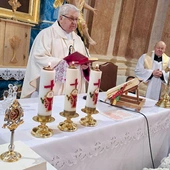 Relikwie patronki spraw trudnych wprowadził do świątyni ks. inf. Stanisław Pindera. Obok proboszcz ks. Stanisław Rożej.