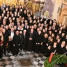 Po występie – wspólne zdjęcie w prezbiterium głogóweckiej kolegiaty.