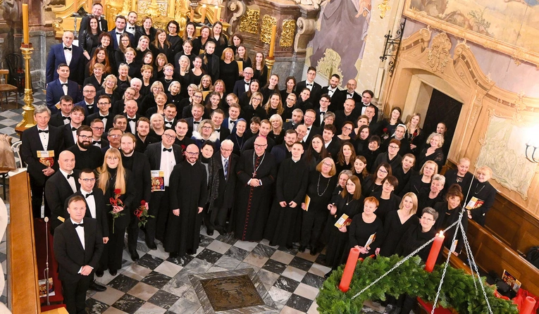 Po występie – wspólne zdjęcie w prezbiterium głogóweckiej kolegiaty.