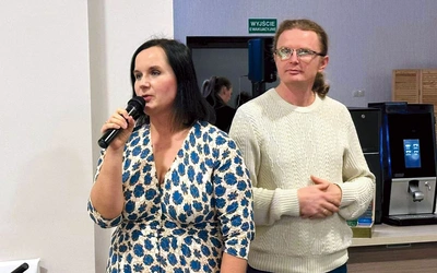 Anna i Krzysztof Strugowie w czasie prelekcji na temat komunikacji.