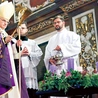 Modlitewne spotkanie rozpoczął obrzęd poświęcenia wieńca.