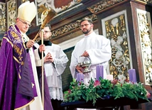 Modlitewne spotkanie rozpoczął obrzęd poświęcenia wieńca.