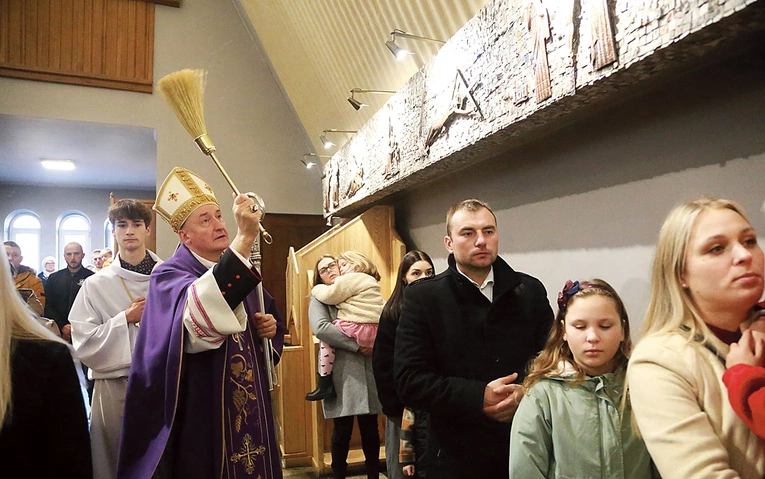 Biskup Andrzej Jeż pobłogosławił odnowione stacje.