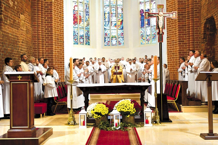 Ponad 100 mężczyzn liturgicznej służby ołtarza to dziś rzadki widok, ale wciąż możliwy. 