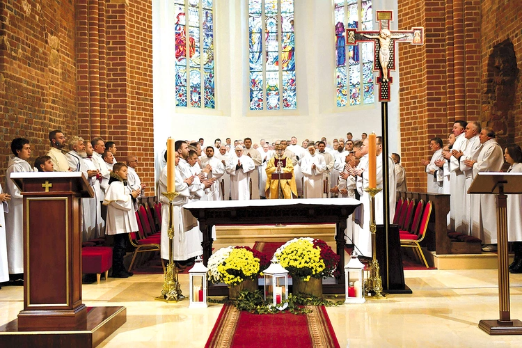 Ponad 100 mężczyzn liturgicznej służby ołtarza to dziś rzadki widok, ale wciąż możliwy. 
