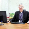 Ks. dr Jerzy Witczak zarządza systemem, który unowocześnia dostęp do ważnych książek.