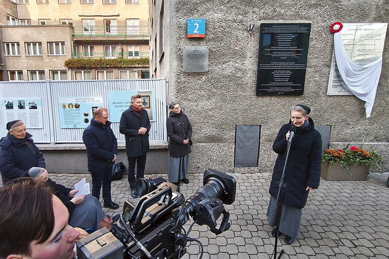 Tablica zawisła obok tej wspominającej zakonnice – bohaterki Powstania Warszawskiego.