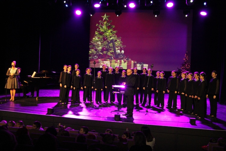 Tarnów. Koncert mikołajkowy Dziewczęcego Chóru Katedralnego „Puellae Orantes”