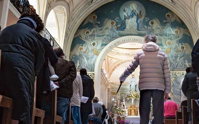 Niepokalana i „święta od milczenia”. Byliśmy w Sanktuarium Cudownego Medalika Maryi Niepokalanej w Paryżu