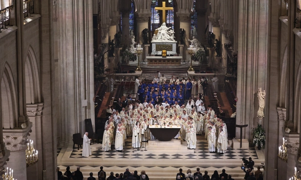 Pierwsza po pożarze Eucharystia w Notre Dame