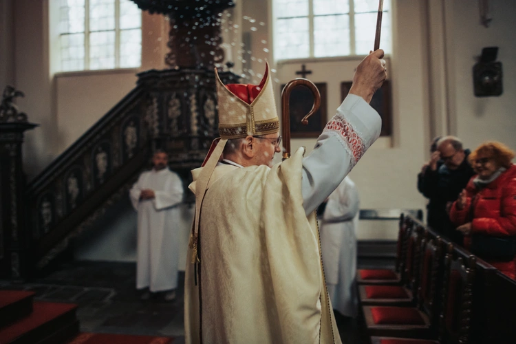 Poświęcenie ołtarza w kościele rektorskim pw. Świętej Trójcy