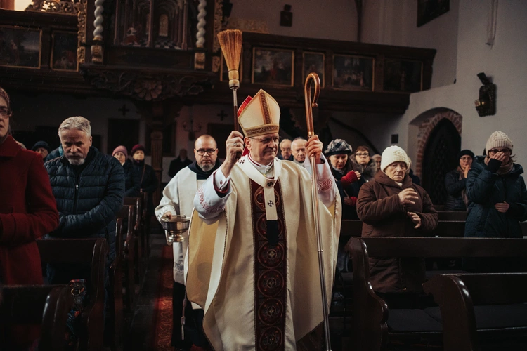 Poświęcenie ołtarza w kościele rektorskim pw. Świętej Trójcy
