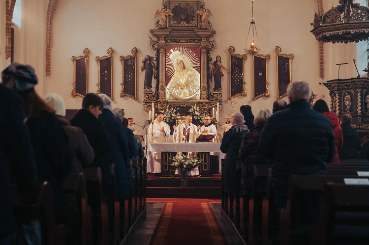 Poświęcenie ołtarza w kościele rektorskim pw. Świętej Trójcy
