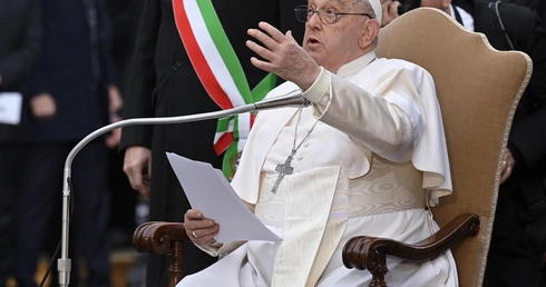 Franciszek: Ludzie giną, a biznes śmierci kwitnie. Skandal!