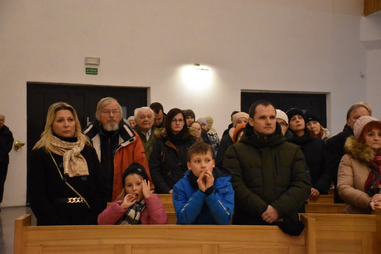 Msza św. przed poświęceniem figury Matki Bożej Królowej Zaspy