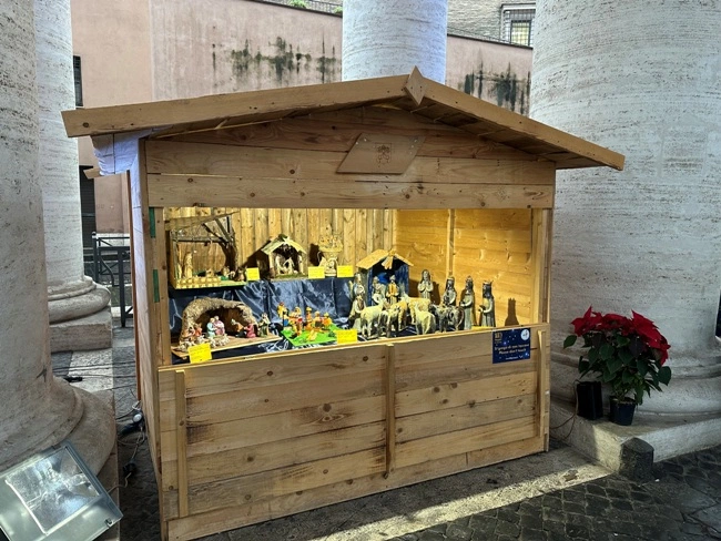 Wystawa prezentowana jest pod kolumnadą Berniniego na placu św. Piotra w Watykanie.