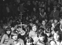 Młodzi bronią krzyża. 40 lat od niezwykłych wydarzeń we Włoszczowie