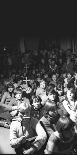 Młodzi bronią krzyża. 40 lat od niezwykłych wydarzeń we Włoszczowie