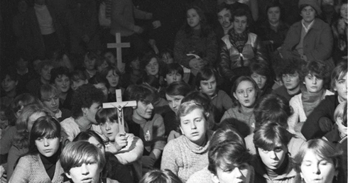 Młodzi bronią krzyża. 40 lat od niezwykłych wydarzeń we Włoszczowie