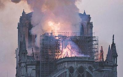 Notre Dame płonie