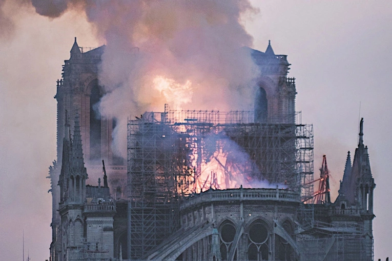 Notre Dame płonie