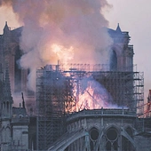 Notre Dame płonie