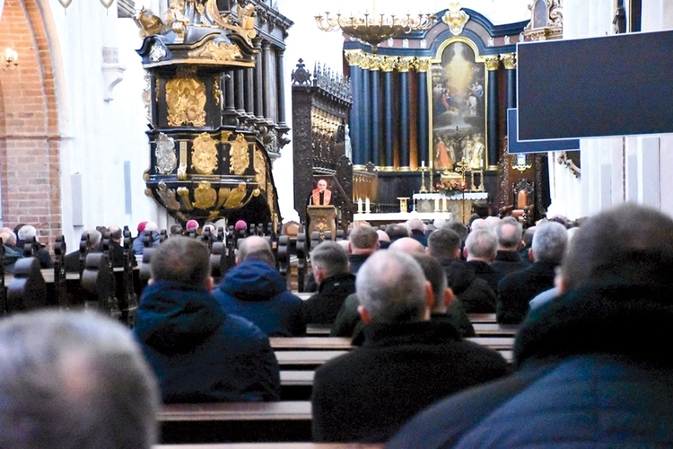 Ponad 200 kapłanów przybyło do archikatedry, by zadbać o swoją formację w kontekście nowego roku liturgicznego oraz zbliżającego się roku jubileuszowego.