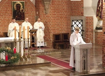 Eucharystię z okazji jubileuszu koncelebrowali wszyscy dotychczasowi ojcowie dyrektorzy placówki.