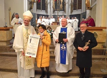 Weronika i Jerzy Surówkowie odebrali pamiątkową statuetkę oraz dyplom z rąk abp. Adriana Galbasa.