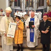 Weronika i Jerzy Surówkowie odebrali pamiątkową statuetkę oraz dyplom z rąk abp. Adriana Galbasa.