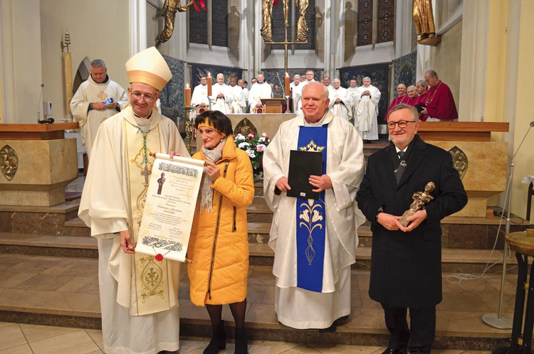 Weronika i Jerzy Surówkowie odebrali pamiątkową statuetkę oraz dyplom z rąk abp. Adriana Galbasa.
