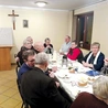 Spotkanie przy stole w pierwszą niedzielę Adwentu.
