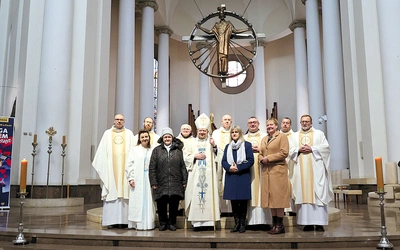 Agnieszka Pecko z bp. Grzegorzem Olszowskim i zaprzyjaźnionymi kapłanami.