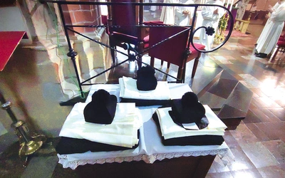 Od soboty 7 grudnia ich strojem będzie koloratka i czarna koszula.