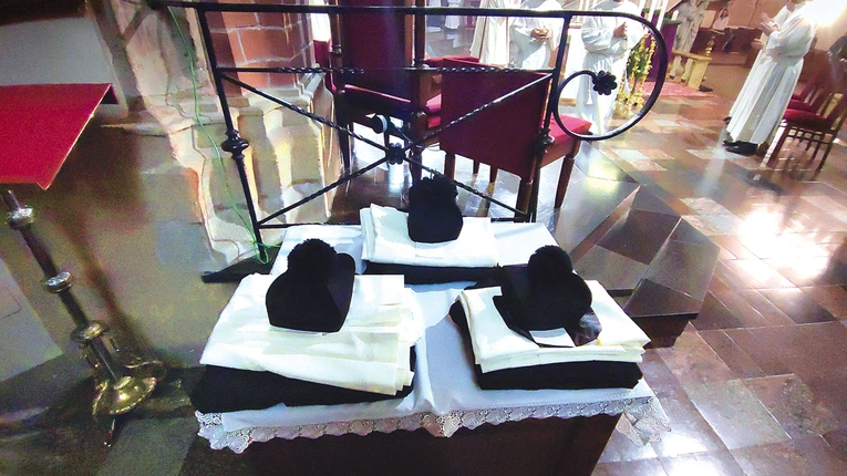 Od soboty 7 grudnia ich strojem będzie koloratka i czarna koszula.