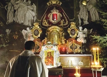 Uroczystość odbywa się przy maryjnym wizerunku co roku.