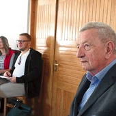 Kazimierz Tischner, brat księdza profesora, organizuje w Łopusznej warsztaty dla nauczycieli, w których także bierze udział.